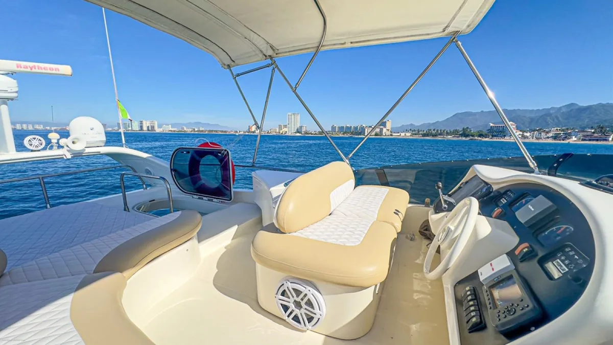El flybridge de un Azimut 52 con la Bahía de Banderas de fondo durante una renta de yate