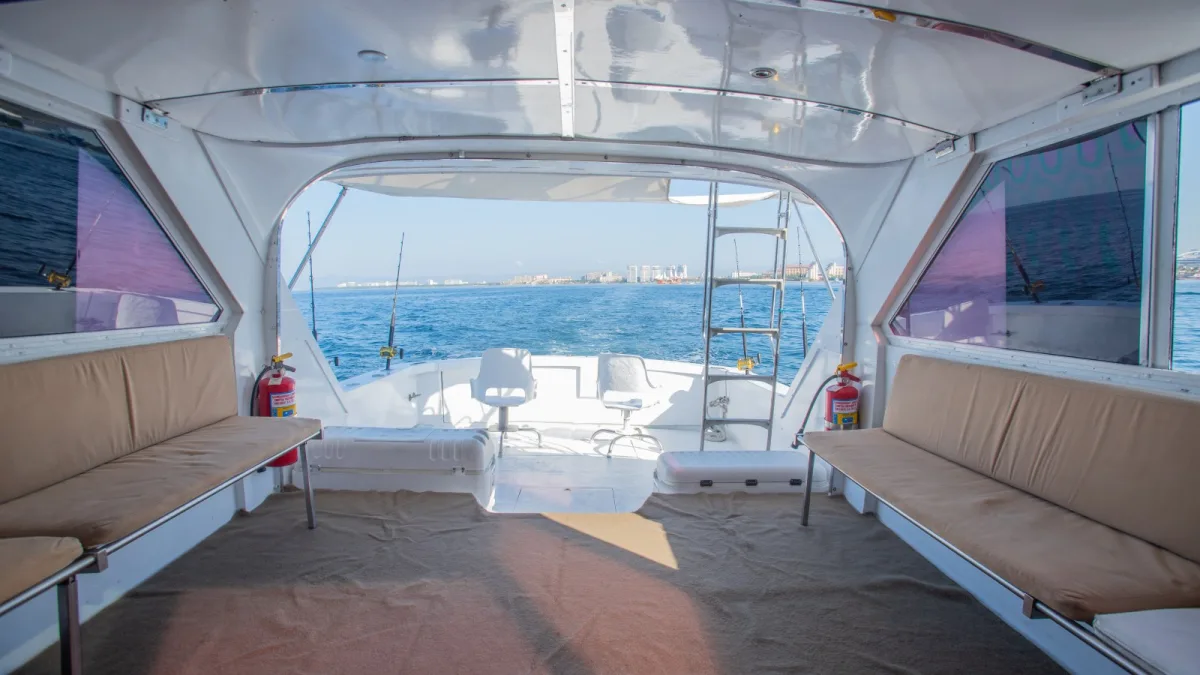 La bañera con sombra del Bertram 38 Nicolle, un barco de pesca y paseo de Marina Los Peines