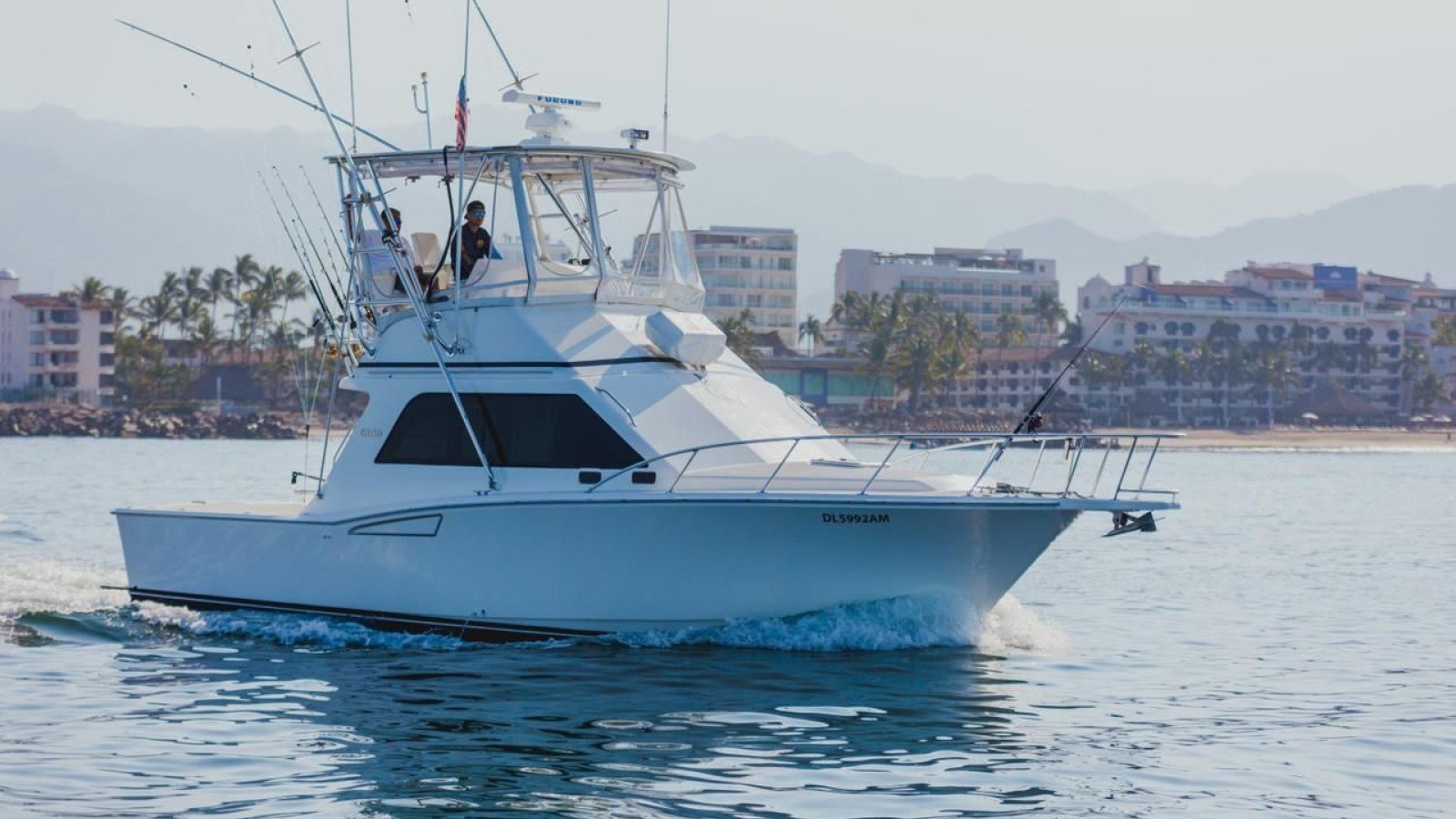 El barco de pesca Cabo 35 saliendo de Nuevo Vallarta con los outriggers arriba rumbo a los bancos de pesca