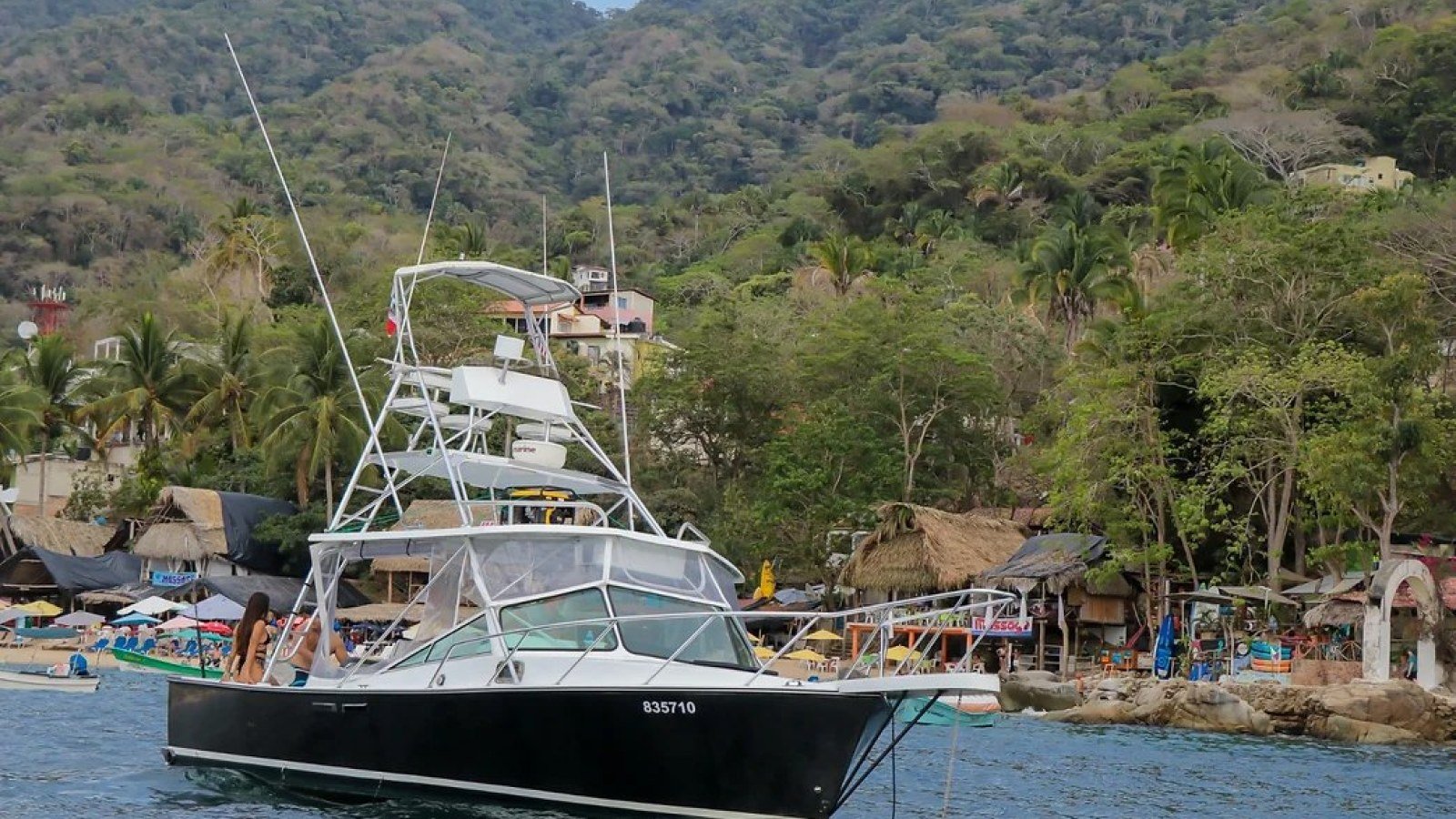 Lancha Gulf Stream 34 fondeada frente a un pueblo de playa al sur de Puerto Vallarta durante un paseo en yate privado