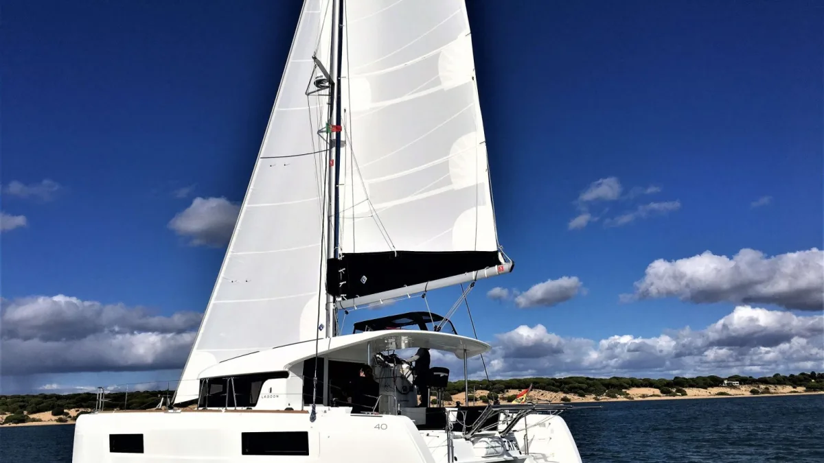 Un catamarán Lagoon 40 navegando a vela frente a Marina Vallarta