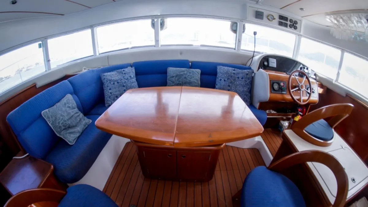 El salón interior del catamarán Lagoon 43 de motor, la versión con velocidad y sombra