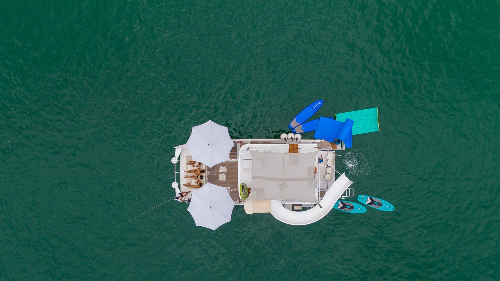 Vista aérea del catamarán de fiesta de 45 pies con tobogán y colchonetas flotantes frente a Puerto Vallarta