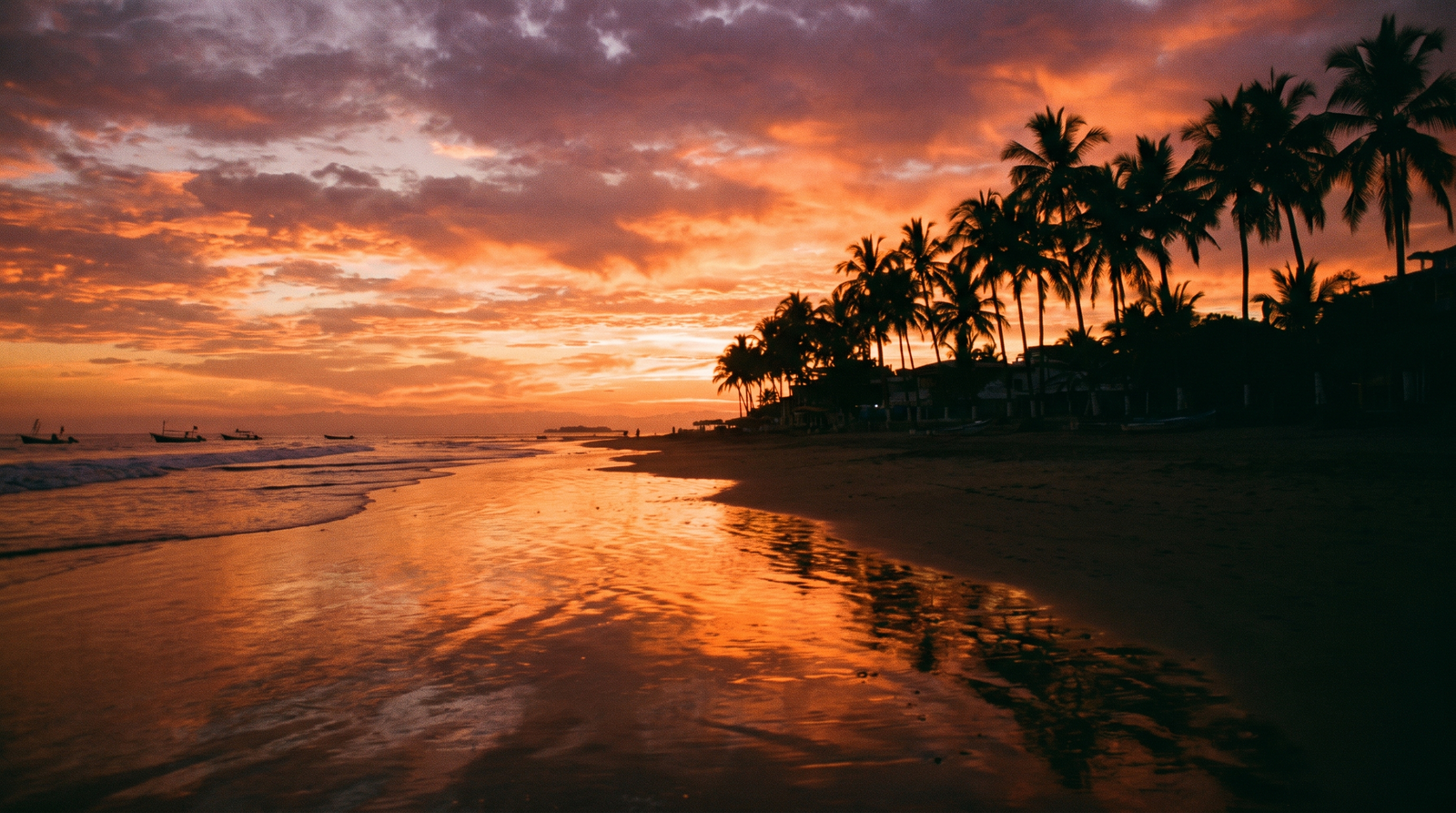 Playa minimalista de Puerto Vallarta con agua turquesa y arena clara