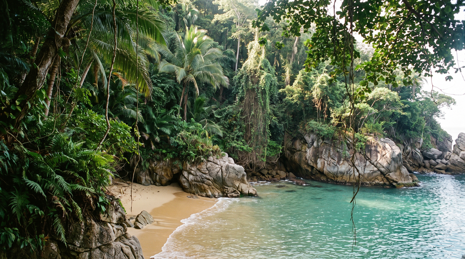 Playa de arena plana y aguas tranquilas, ideal para niños, en Puerto Vallarta
