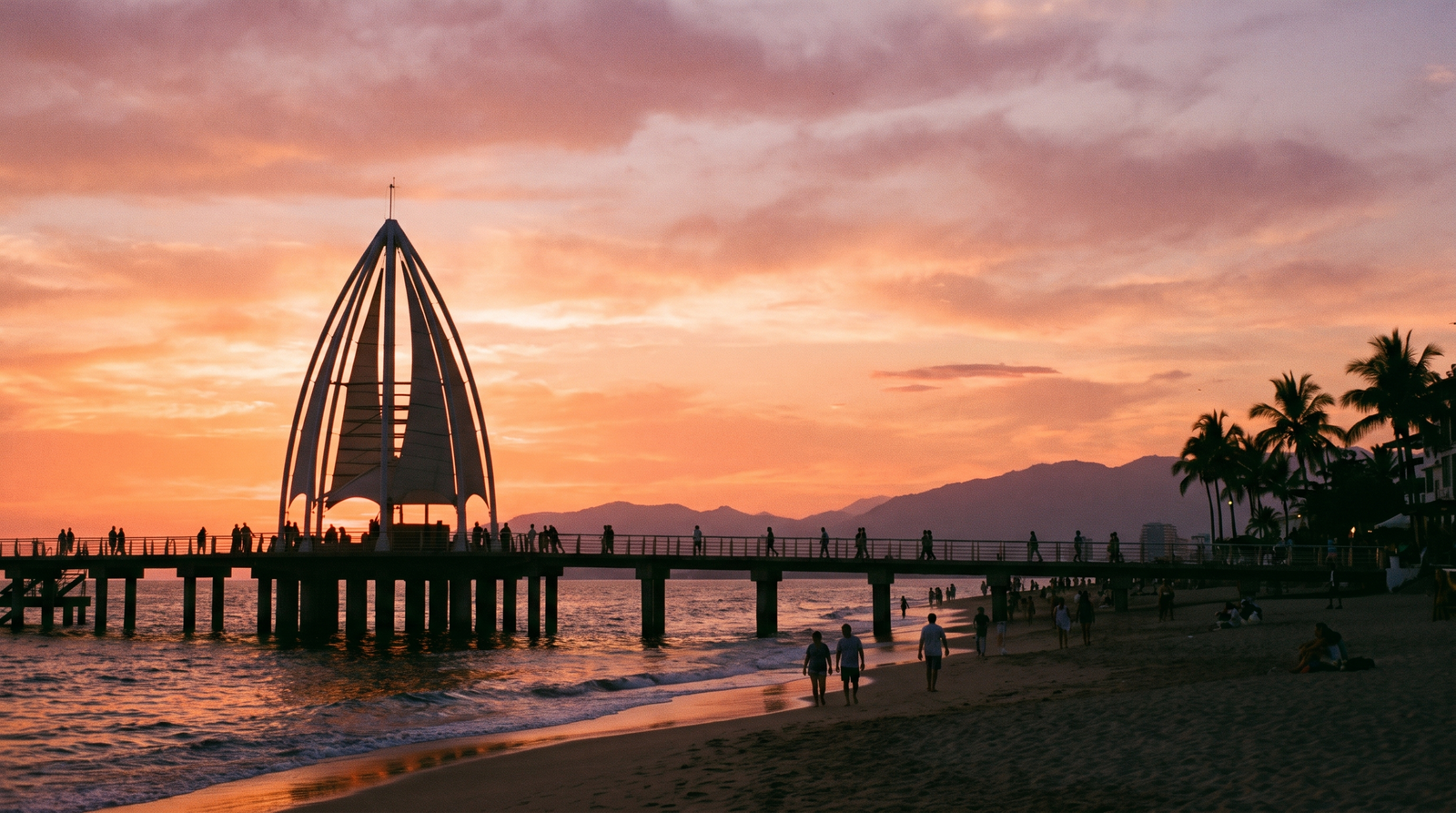 El Muelle de los Muertos al atardecer, Puerto Vallarta